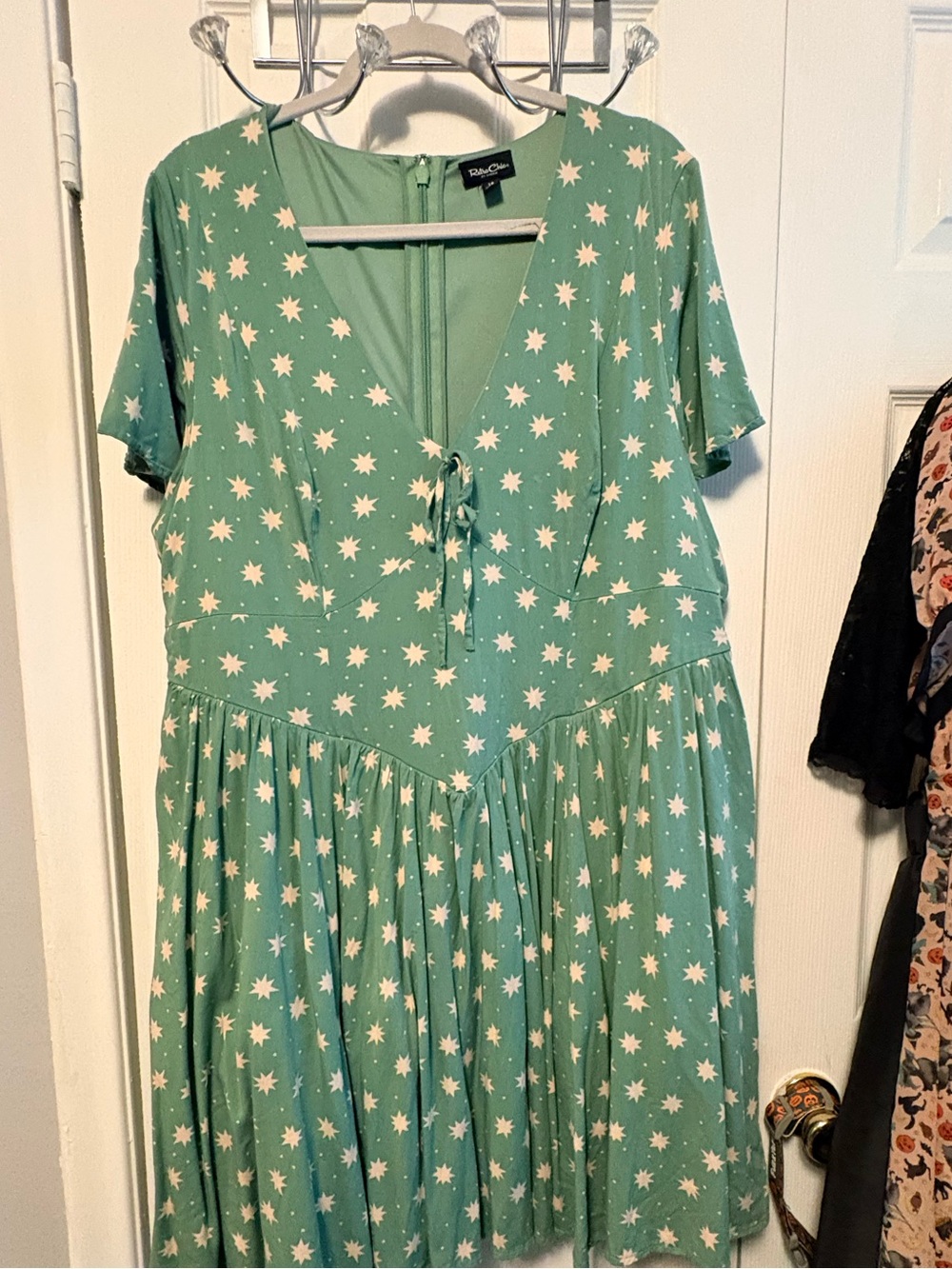 Retro Chic Green Star-Print V-Neck Mini Dress